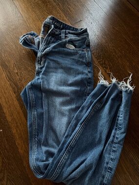 American Eagle Outfitters Women's Frayed-Hem Mom Jeans